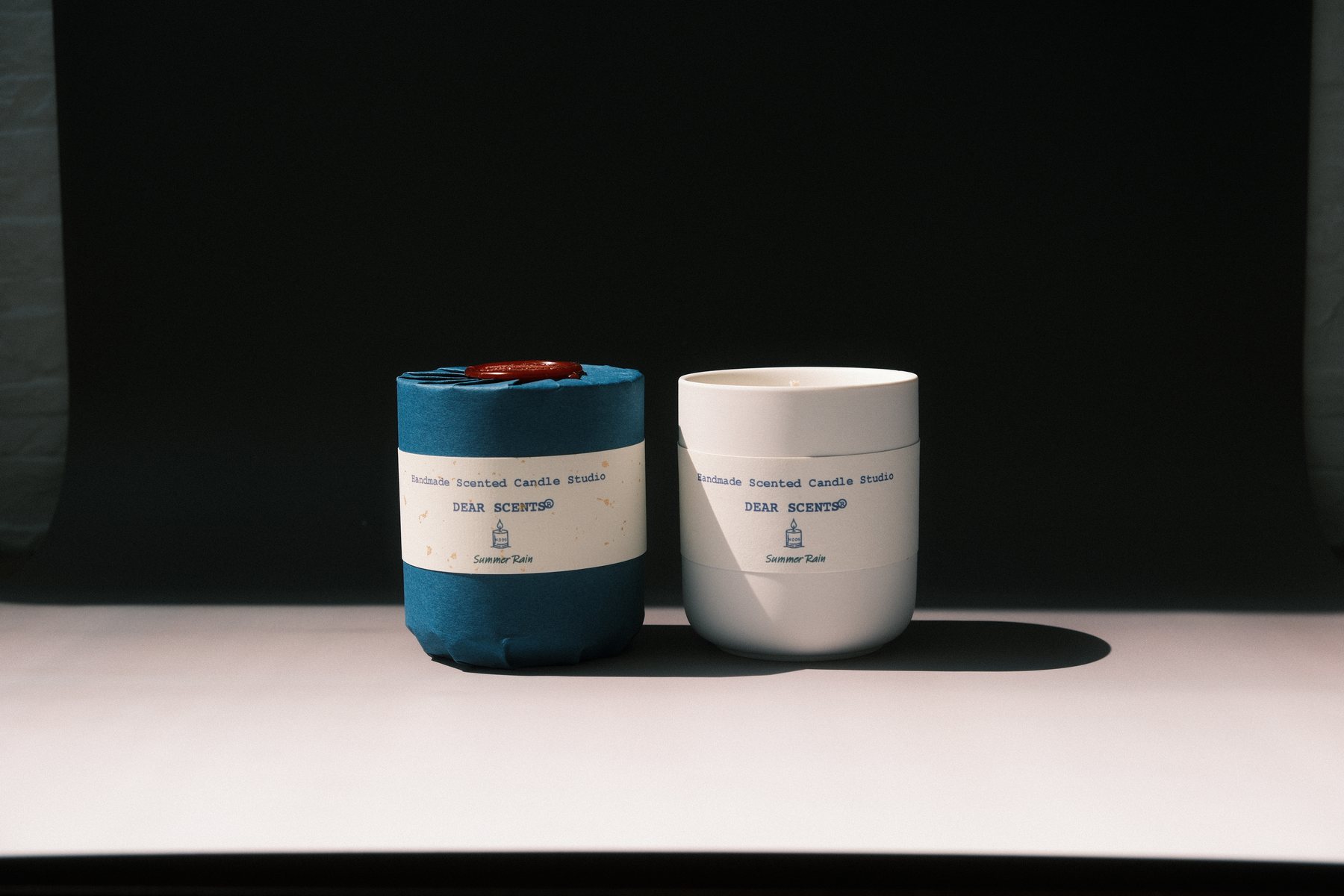 蓝色包装与白色杯身的 DEAR SCENTS 蜡烛